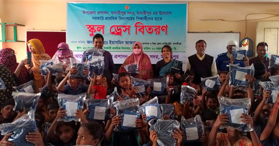 মাদারীপুরে শিক্ষার্থীদের মাঝে স্কুল ড্রেস বিতরণ